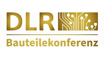 Ein Logo mit der Aufschrift "DLR Bauteilekonferenz", gestaltet in goldener Schrift. Zudem sind grafische Elemente eines Schaltkreises integriert.