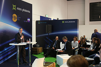Staatssekretär Dr. Hans Reckers in der career lounge der micro photonics