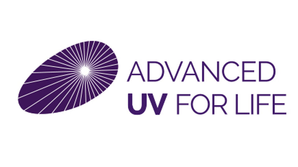 Ovales Logo mit strahlenförmigen Linien, die von einem zentralen Punkt ausgehen. Darunter steht der Schriftzug „ADVANCED UV FOR LIFE“ in lila.