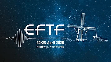 Werbebild für die EFTF-Konferenz zeigt eine stilisierte Windmühle und eine wellenförmige Linie vor einem Sternenhimmel. Das Bild enthält den Veranstaltungsnamen EFTF, die Daten vom 20. bis 23. April 2026 und den Veranstaltungsort Noordwijk, Niederlande.
