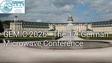 Gelbes Barockschloss mit zentraler Kuppel, gesehen über einem runden Springbrunnen unter teilweise bewölktem Himmel. Weißer Text: „GEMIC 2026 – The 17. German Microwave Conference“, oben links ein blaues Logo mit der Aufschrift „GEMIC 2026 Karlsruhe“.