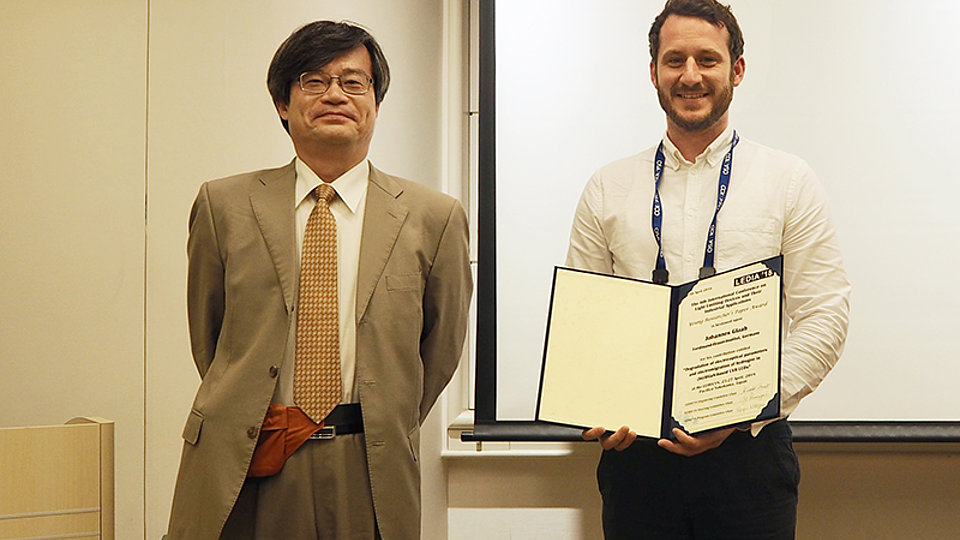 Verleihung des "Young Researcher's Paper Award“  durch Physik-Nobelpreisträger Hiroshi Amano an Johannes Glaab (Ferdinand-Braun-Institut)