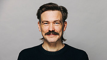 Portrait photo of Prof. Tim Schröder, Professor for Integrated Quantum Photonics and Head of the Joint Lab Diamond Nanophotonics (HU Berlin and Ferdinand-Braun-Institut)