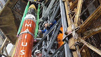 Einbringen der MAIUS-2 Nutzlast in den Startturm im November 2023, in Kiruna (Schweden)