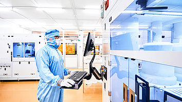Electroplating system in the cleanroom of the Ferdinand-Braun-Institut