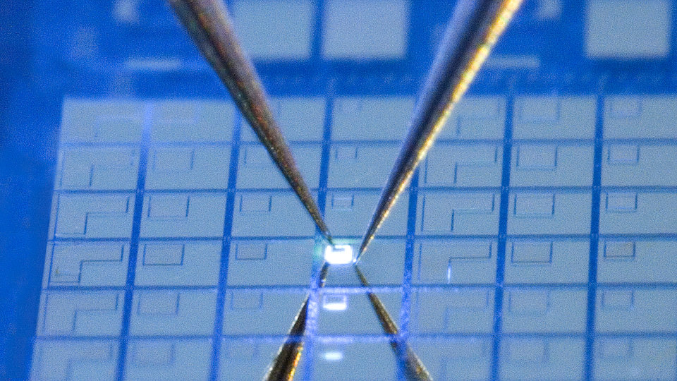 Messspitzen, die eine UV-LED auf einem Wafer zum Leuchten bringen