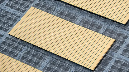 Nahaufnahme von drei goldfarbenen Diodenlaser-Barren mit feinen parallelen Streifen, diagonal auf einem grauen, gemusterten Substrat angeordnet.