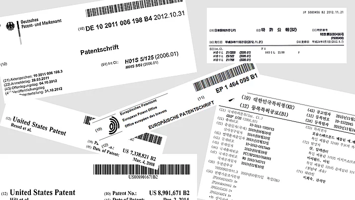 Collage aus mehreren Patentschriften aus verschiedenen Ländern, darunter Deutschland, die USA und Japan. Es werden Informationen wie Aktenzeichen, Anmeldedaten und Patentnummern präsentiert.