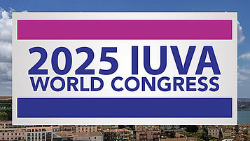 Banner für den "2025 IUVA World Congress" zeigt das Jahr und den Titel in großen, auffälligen Buchstaben vor einem unscharfen Hintergrund mit einer Stadtlandschaft.