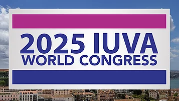 Banner für den "2025 IUVA World Congress" zeigt das Jahr und den Titel in großen, auffälligen Buchstaben vor einem unscharfen Hintergrund mit einer Stadtlandschaft.