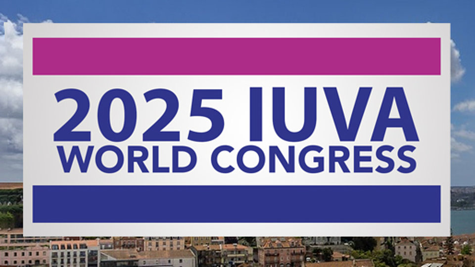Banner für den "2025 IUVA World Congress" zeigt das Jahr und den Titel in großen, auffälligen Buchstaben vor einem unscharfen Hintergrund mit einer Stadtlandschaft.