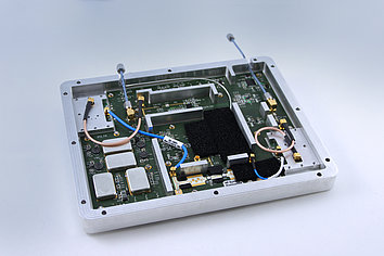 140 GHz D-band wireless communications system module with motherboard of the hub