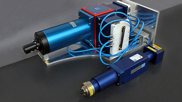 Pumping module consisting of a blue motor, connected hoses and various components on a stable base.