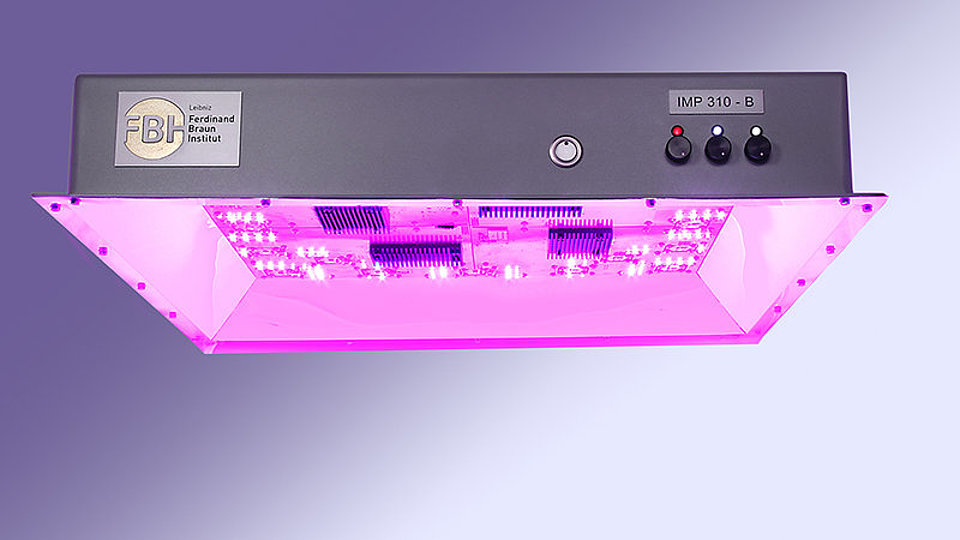 UVB LED module which irradiats plants with LED light of different wavelengths from above