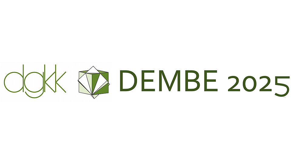 Logo der DGKK für die Veranstaltung DEMBE 2025. Der Schriftzug "dgkk" ist links in einer geschwungenen Schriftart und "DEMBE 2025" ist rechts in einer klaren, modernen Schriftart dargestellt. Die Hauptfarbe ist Grün.