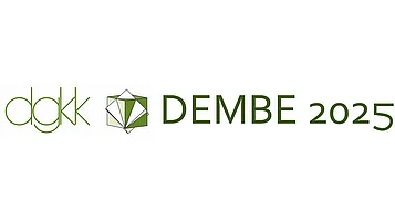 Logo der DGKK für die Veranstaltung DEMBE 2025. Der Schriftzug "dgkk" ist links in einer geschwungenen Schriftart und "DEMBE 2025" ist rechts in einer klaren, modernen Schriftart dargestellt. Die Hauptfarbe ist Grün.
