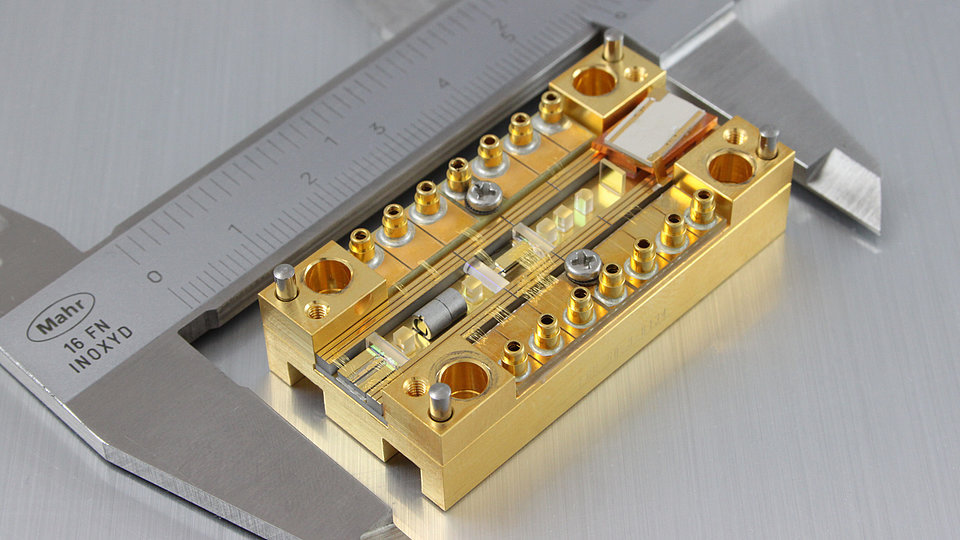 Gelb emittierendes Lasermodul mit einem Messschieber als Größenvergleich