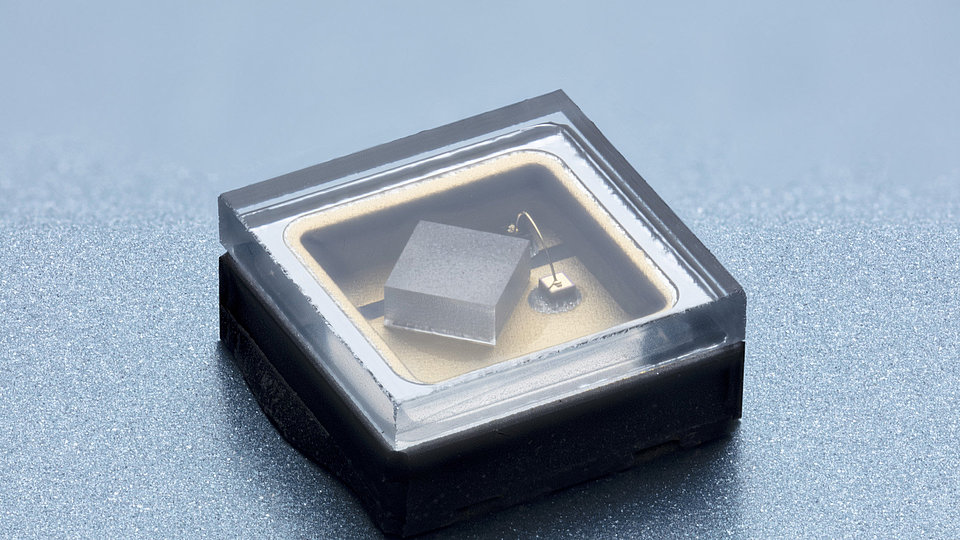 UV-LED in einem SMD-Gehäuse aus Aluminiumnitrid