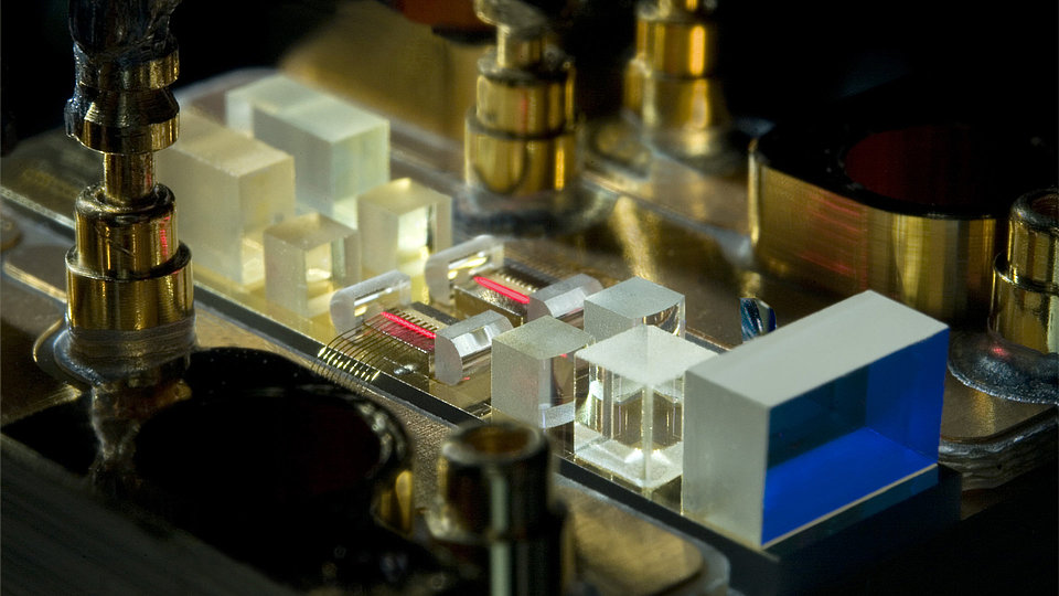 Zwei-Wellenlängen-Diodenlaser für die Raman-Differenzspektroskopie, Aufbau mit Laser und weiteren Komponenten wie etwa Linsen