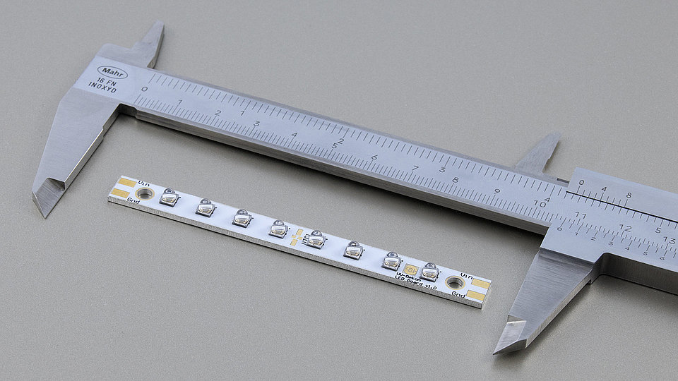 8 UV-LEDs, montiert auf AlN-Planarsockel mit elliptischen Quarzlinsen