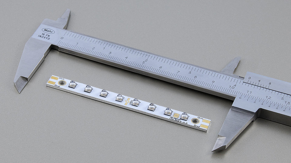 UV-LED-Array montiert auf planaren AlN-Submount mit elliptischen NGK-Quarzlinsen