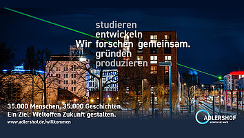 Nachtaufnahme des Technologiestandorts Adlershof mit hell erleuchteten Gebäuden und dem Kampagnenslogan "Wir forschen gemeinsam".
