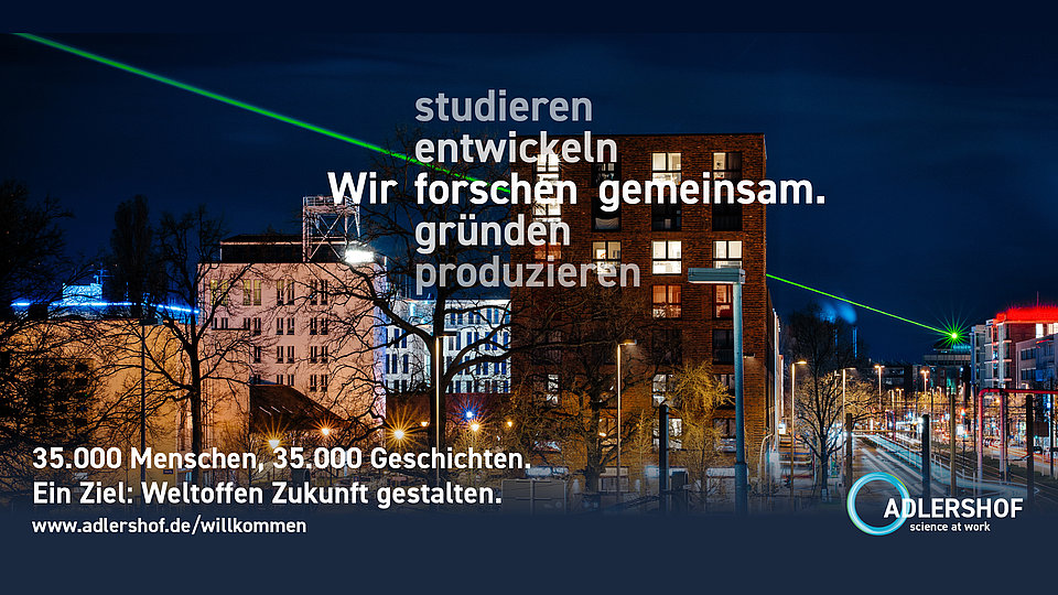 Nachtaufnahme des Technologiestandorts Adlershof mit hell erleuchteten Gebäuden und dem Kampagnenslogan "Wir forschen gemeinsam".