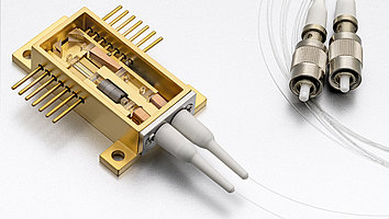 Fiber coupled amplifier module with emission in the yellow spectral range