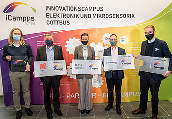 Übergabe Partnerschilder iCampus