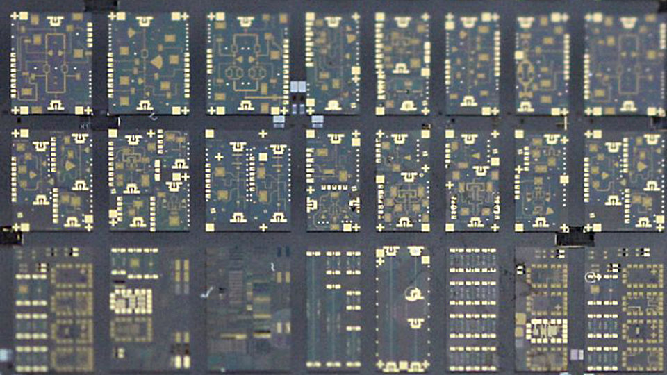 Integrierte Mikrowellenschaltkreise und Prozesskontrollstrukturen auf dem bearbeiteten Wafer mit übertragenem Diamant