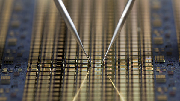 Two needles on a wafer, with which a high voltage measurement is carried out.