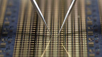 Zwei Nadeln auf einem Wafer, waomit eine Hochspannungsmessung durchgeführt wird.