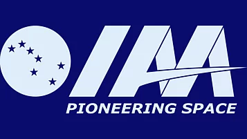Ein stilisiertes Logo mit einem kreisförmigen Element, das eine Ansammlung von Sternen zeigt, und darunter der Schriftzug "PIONEERING SPACE".