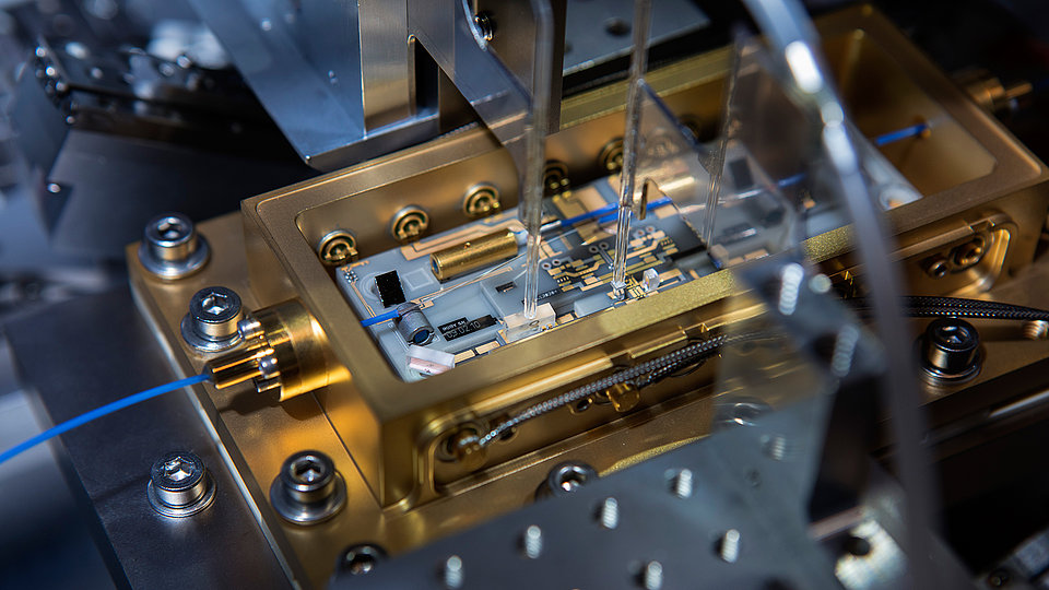 Fig 1: Fiber-coupled diode laser module for BECCAL on FBH’s high-precision mounting stage.