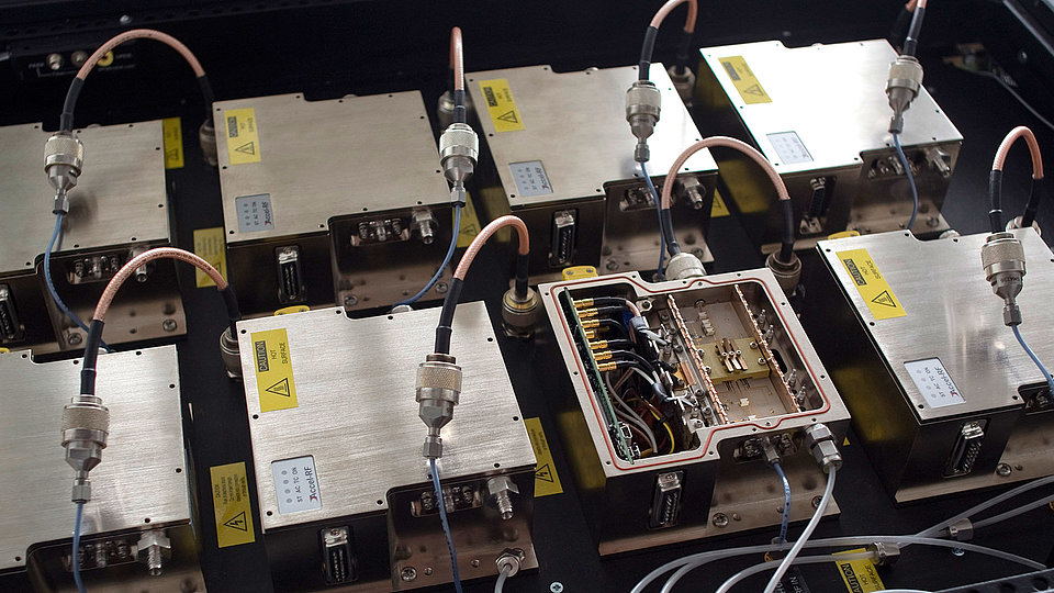 Setup for microwave life-time testing, comprising several devices.