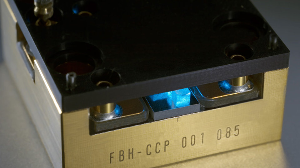 Blue-emitting diode laser suited for SERRDS