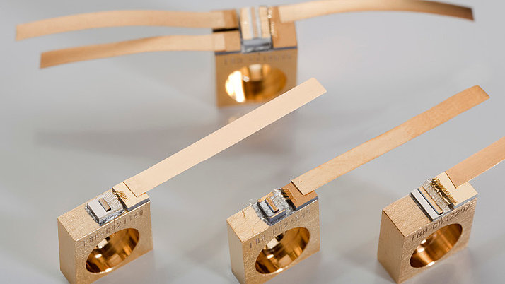 Mehrere goldene Mehrsektionenlaser mit runden Öffnungen.