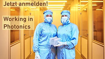 Zwei Frauen in blauer Schutzkleidung stehen in einem Labor. Sie halten einen transparenten Behälter. Im Hintergrund ist eine helle, sterile Umgebung zu sehen. Text daneben: "Jetzt anmelden! Working in Photonics".