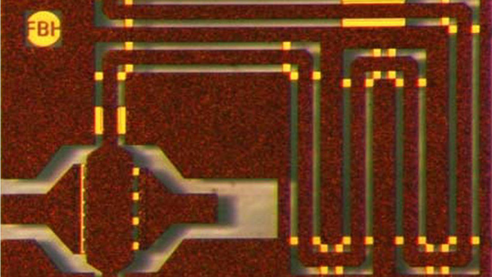 Fig. 3. Floating-ground transistor as MMIC with integrated short-circuited λ/4 transformer for operation at around 10 GHz [3].   
