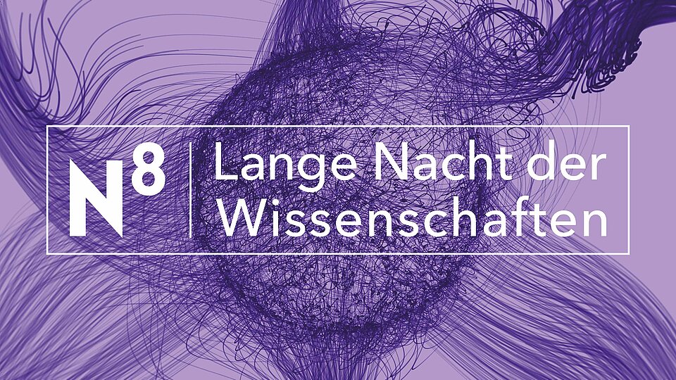 Ein grafisches Design mit einem abstrakten Muster in Lila, das die Worte „N8 Lange Nacht der Wissenschaften“ in klaren, weißen Schriftzügen zeigt.
