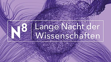 Ein grafisches Design mit einem abstrakten Muster in Lila, das die Worte „N8 Lange Nacht der Wissenschaften“ in klaren, weißen Schriftzügen zeigt.