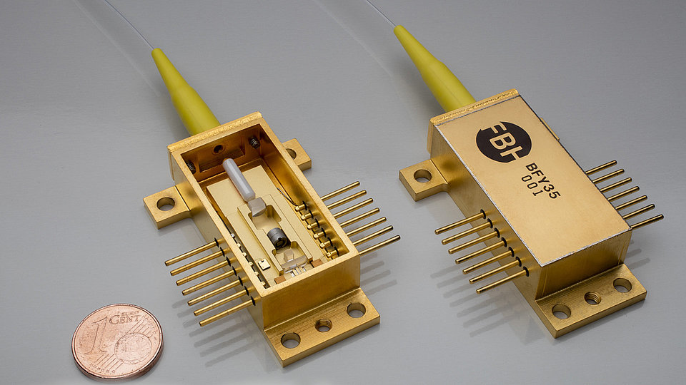 Diode laser modules with and without cover with fiber output