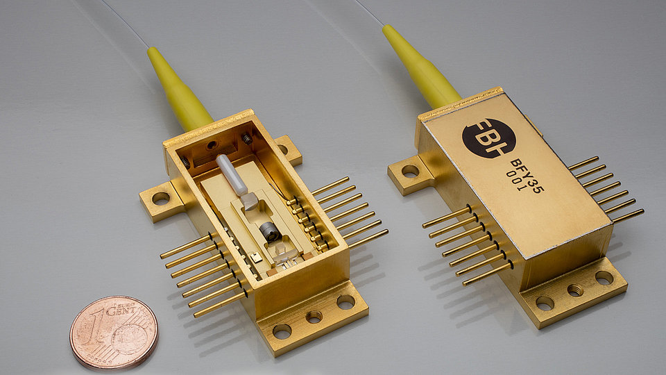 Diode laser modules with and without cover with fiber output