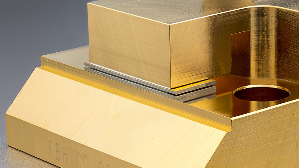 Laser bar assembled using a massive n-contact