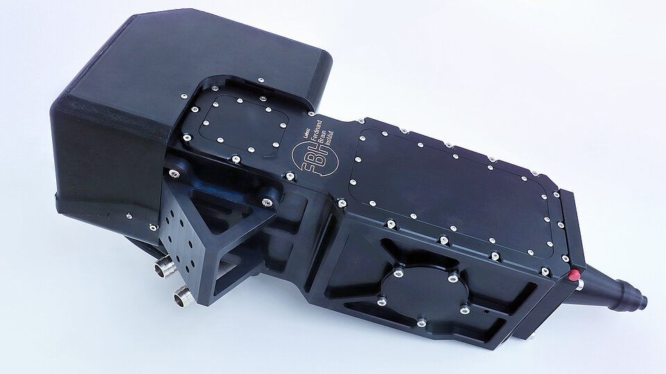 Schwarzes Direktdiodenlasersystem mit rechteckigem Gehäuse, verschraubtem Metallgehäuse und konischem Laseraustrittskopf für die Materialbearbeitung von Aluminium.