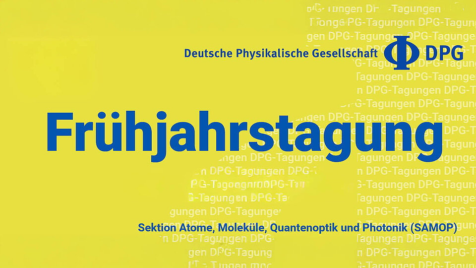 Blaues Schriftzug auf gelbem Hintergrund: "Frühjahrstagung" der Deutschen Physikalischen Gesellschaft (DPG). Darunter der Hinweis auf die Sektion Atome, Moleküle, Quantenoptik und Photonik (SAMOP).