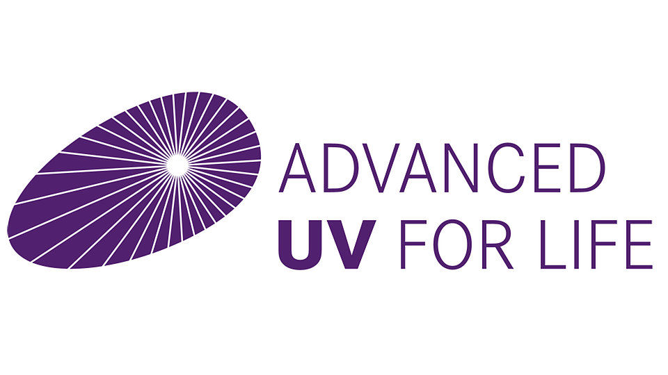 Logo von "Advanced UV for Life", das aus einem ovalen Symbol mit radialen Linien in Purple besteht. Neben dem Symbol befindet sich der Schriftzug "ADVANCED UV FOR LIFE" in gleichfarbiger Schrift.