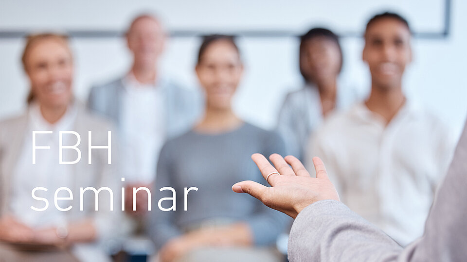 Ausgestreckte Hand im Vordergrund, die auf eine unscharfe Gruppe von Personen zeigt, die in einem Innenraum stehen, mit eingeblendetem Text „FBH Seminar“.