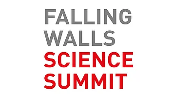 Text für Bildbeschreibung: Das Bild zeigt den Schriftzug „FALLING WALLS SCIENCE SUMMIT“ in Großbuchstaben. Der Begriff „FALLING WALLS“ ist in grauer Farbe, während „SCIENCE SUMMIT“ in roter Farbe dargestellt ist. Das Design vermittelt eine moderne und dynamische Stimmung, die mit Wissenschaft und Innovation assoziiert wird.