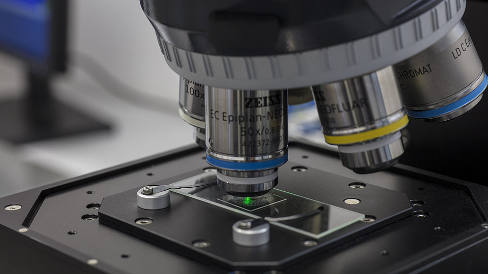 Raman microscope for spectroscopic investigations